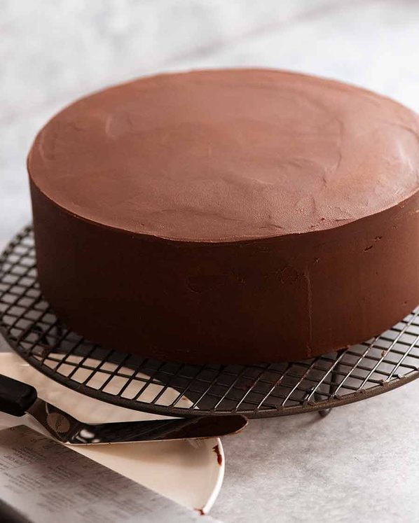 光滑的巧克力酱覆盖巧克力蛋糕
