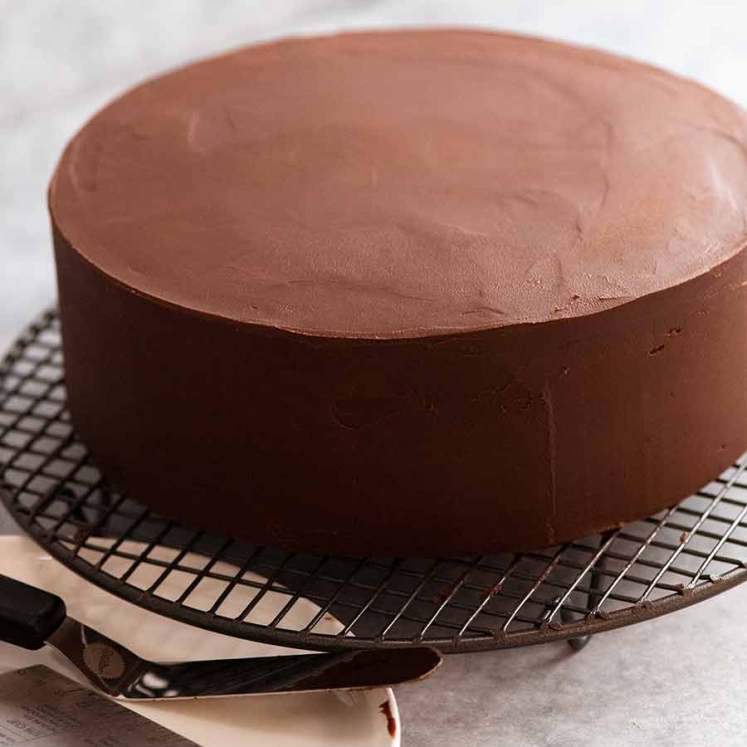 光滑的巧克力酱覆盖巧克力蛋糕