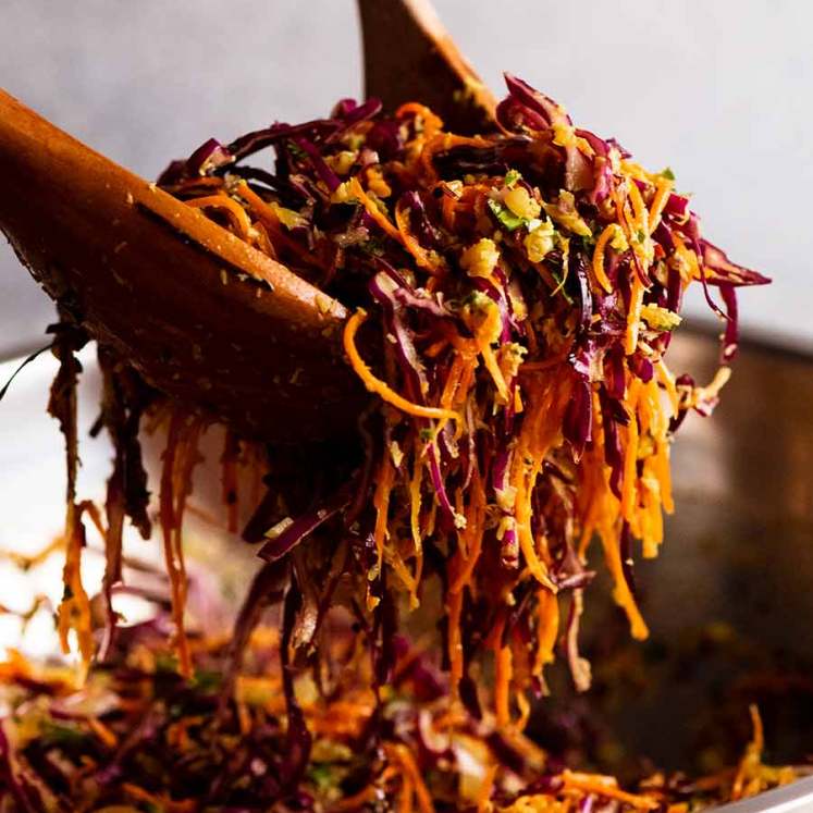 折腾卷心菜和红萝卜植物样式沙拉（印度沙拉）的木匙子