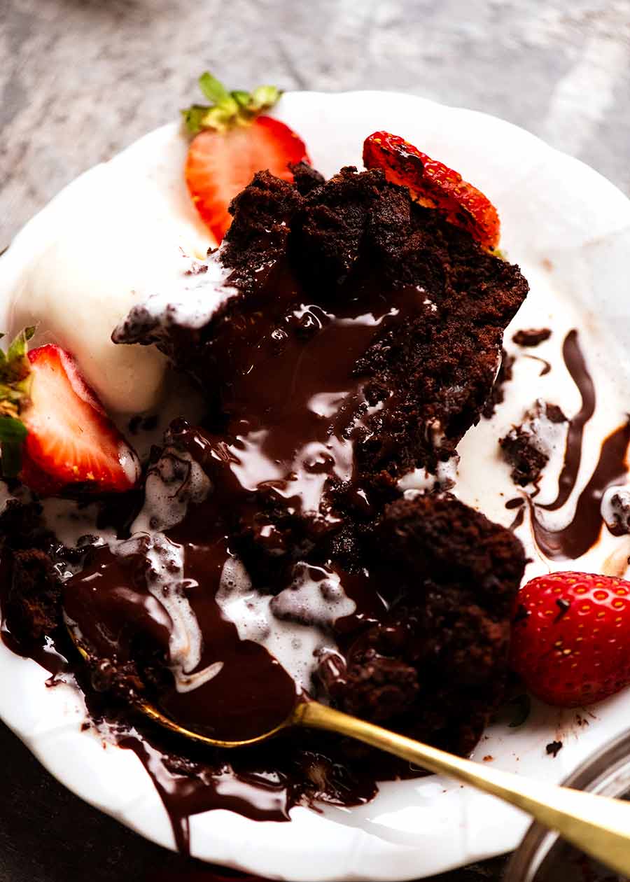 盘子里有融化的巧克力蛋糕，巧克力熔岩倾泻而出，与冰淇淋一起吃GydF4y2Ba