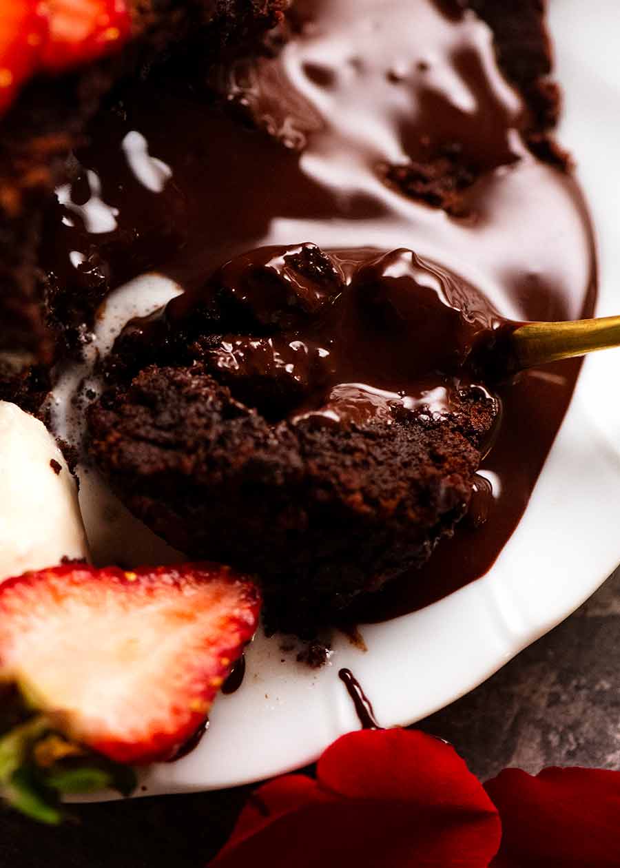 用勺子舀起巧克力熔岩的熔融巧克力蛋糕的特写镜头GydF4y2Ba