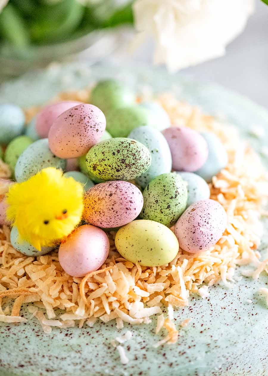 一堆迷你斑点复活节彩蛋在复活节蛋糕-复活节蛋糕装饰的想法