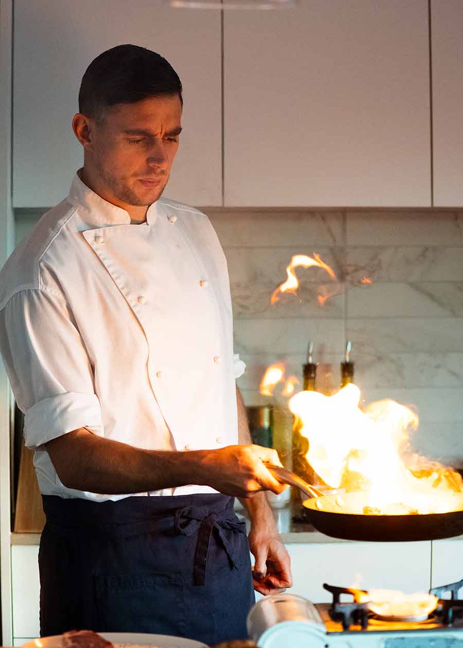 大厨Jean-Baptiste Alexandre是RecipeTin Eats的烹饪合作者亚博vip手机登录