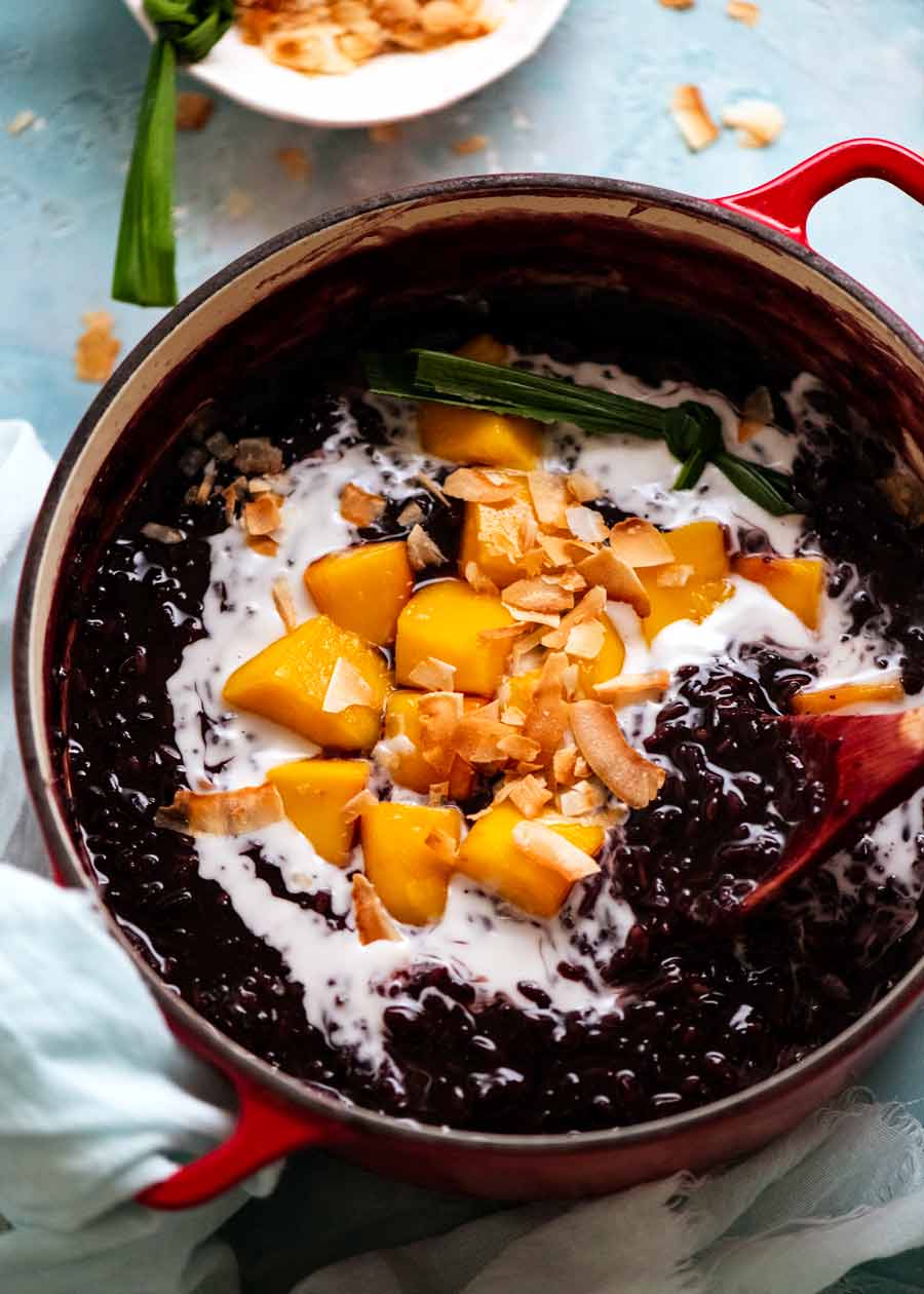 在罐的泰国黑黏米饭布丁用芒果和椰子